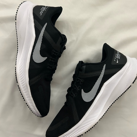 Nike Quest Running shoes 8.5 - Picture 2 of 4